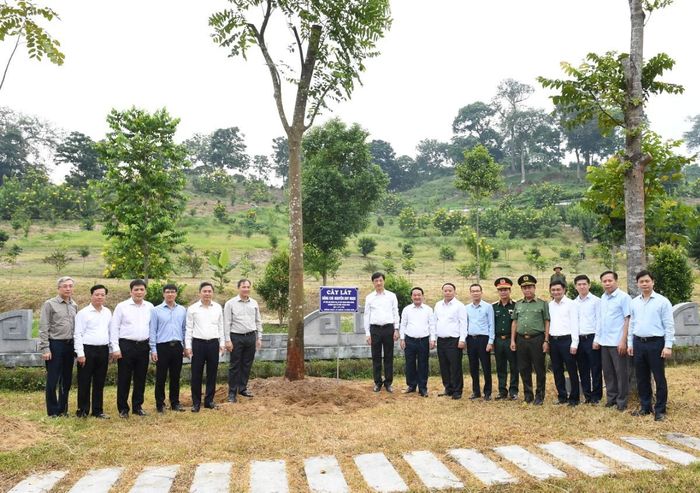 Đồng chí Trưởng Ban Tổ chức Trung ương Nguyễn Duy Ngọc trồng cây lưu niệm trong khuôn viên Di tích Ban Tổ chức Trung ương.