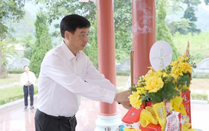 Đồng chí Trưởng Ban Tổ chức Trung ương Nguyễn Duy Ngọc dâng hương tại Di tích Ban Tổ chức Trung ương.