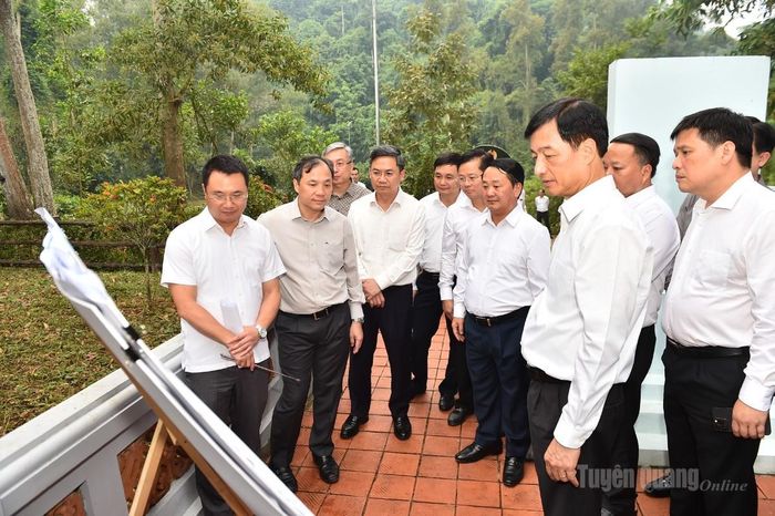 Đồng chí Trưởng Ban Tổ chức Trung ương Nguyễn Duy Ngọc khảo sát bản thiết kế công trình xây dựng Nhà bia di tích.