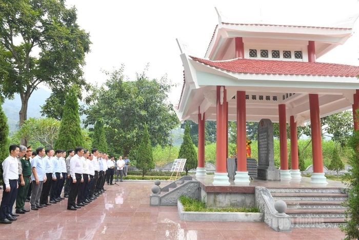 Đoàn đại biểu dâng hương tại Di tích Ban Tổ chức Trung ương.