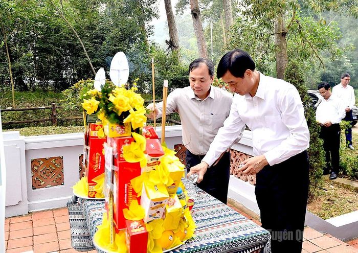 Các đồng chí lãnh đạo Ban Tổ chức Trung ương dâng hương tại Bia di tích thuộc thôn Khuôn Điển.