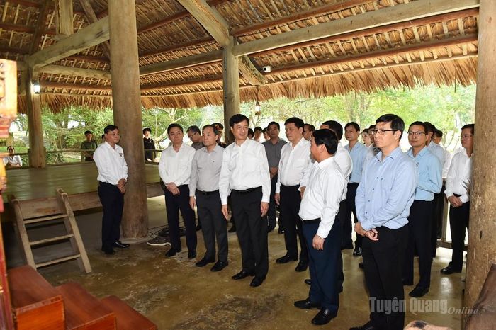Đồng chí Trưởng Ban Tổ chức Trung ương Nguyễn Duy Ngọc và các đại biểu thăm, dâng hương tại đình Tân Trào.