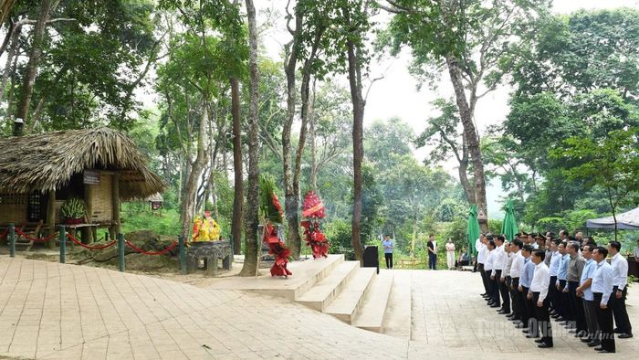 Đoàn công tác dâng hương tại lán Nà Nưa.