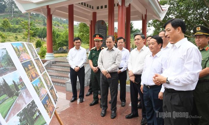Đồng chí Trưởng Ban Tổ chức Trung ương Nguyễn Duy Ngọc và các đại biểu xem phương án cải tạo di tích Ban Tổ chức Trung ương.
