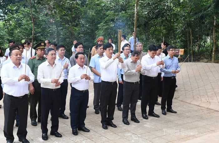 Đoàn công tác dâng hương tại lán Nà Nưa.