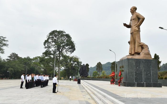 Các đại biểu dâng hoa trước Tượng đài Bác Hồ ở Tân Trào.