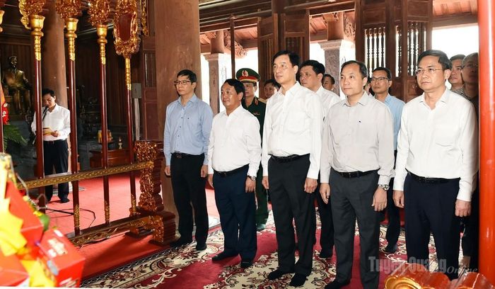 Các đại biểu dâng hương tại Khu tưởng niệm Chủ tịch Hồ Chí Minh và các vị tiền bối cách mạng.