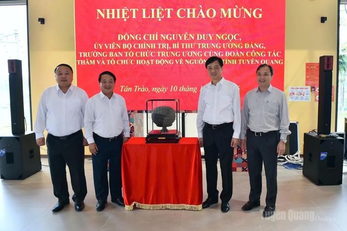 Các đồng chí lãnh đạo tỉnh tặng quà chè đặc sản Tuyên Quang cho đồng chí Trưởng Ban Tổ chức Trung ương Nguyễn Duy Ngọc.