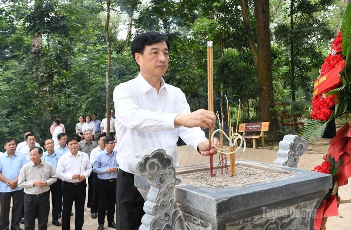 Đồng chí Trưởng Ban Tổ chức Trung ương Nguyễn Duy Ngọc dâng hương tại lán Nà Nưa.