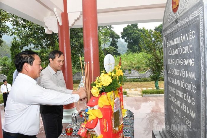 Đồng chí Bí thư Tỉnh ủy Hầu A Lềnh và đồng chí Phó Trưởng ban Thường trực Ban Tổ chức Trung ương Hoàng Trung Dũng dâng hương tại Di tích Ban Tổ chức Trung ương.