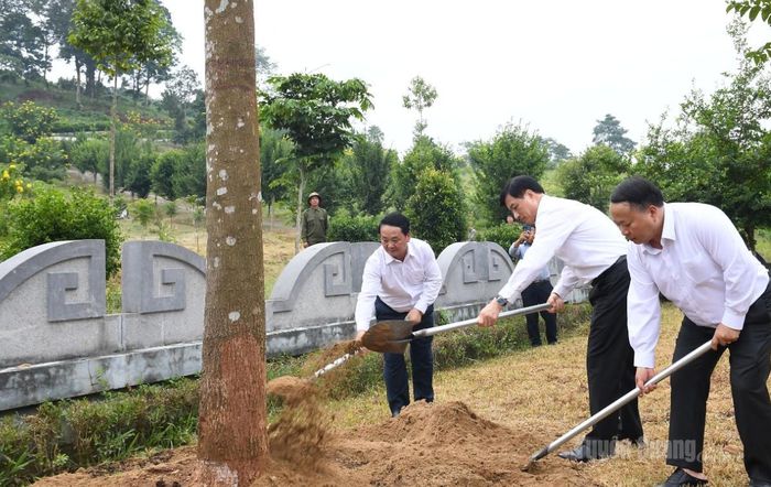 Đồng chí Trưởng Ban Tổ chức Trung ương Nguyễn Duy Ngọc và các đồng chí lãnh đạo tỉnh trồng cây lưu niệm trong khuôn viên Di tích Ban Tổ chức Trung ương.