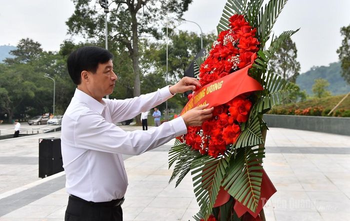 Đồng chí Trưởng Ban Tổ chức Trung ương Nguyễn Duy Ngọc chỉnh lẵng hoa trước Tượng đài Bác Hồ ở Tân Trào.
