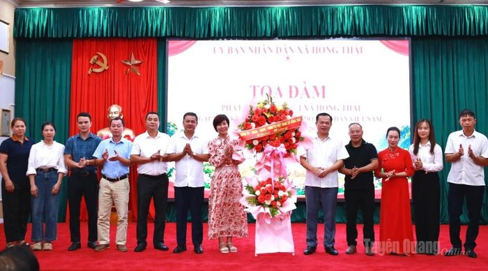 Lãnh đạo xã Hồng Thái tặng hoa chúc mừng cộng đồng doanh nhân nhân Ngày Doanh nhân Việt Nam.