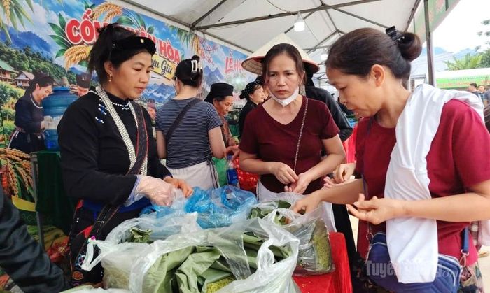 Du khách lựa chọn mua cốm tại lễ hội.