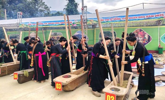 Các đội tham gia thi giã cốm tại Lễ hội.