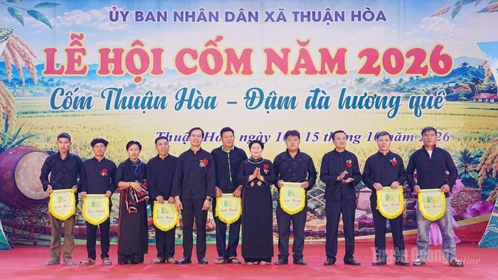 Lãnh đạo xã Thuận Hòa tặng cờ lưu niệm cho các đội thi giã cốm.