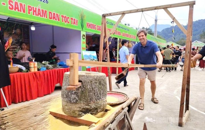 Du khách quốc tế trải nghiệm tại Lễ hội Cốm xã Thuận Hòa.