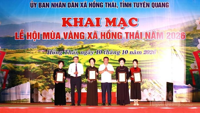 Ban tổ chức trao giải cho các tác giả có tác phẩm đoạt giải tại Cuộc thi ảnh trực tuyến “Mùa vàng Hồng Thái trong tôi”.