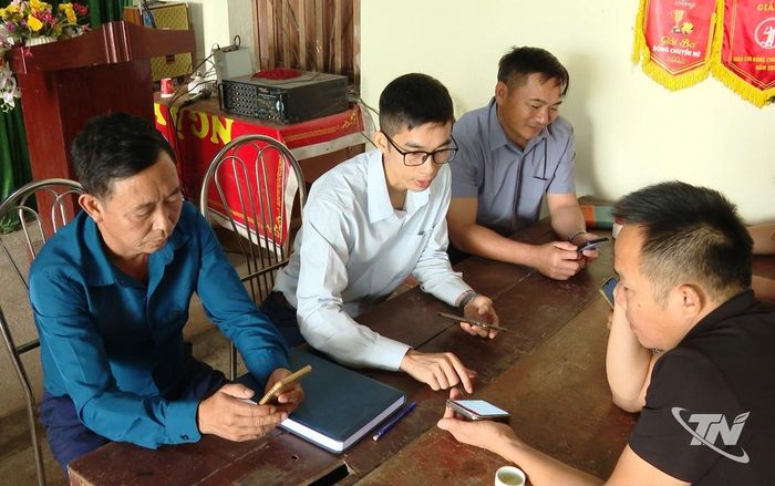 Công chức xã Tân Khánh và Tổ công nghệ số cộng đồng hỗ trợ người dân sử dụng ứng dụng số.