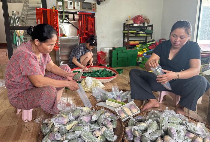 Các nghệ nhân làm trà sen.