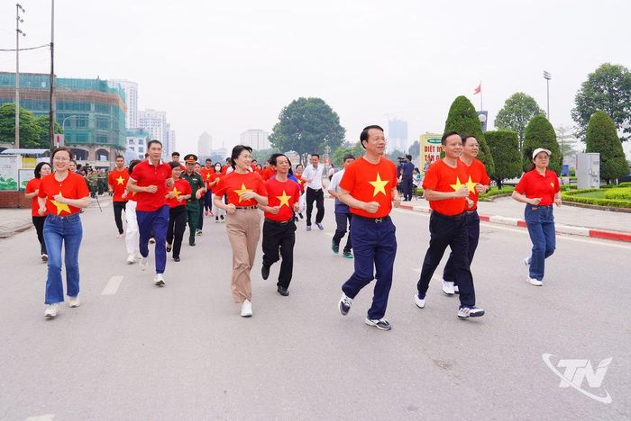 Các đại biểu tham gia chạy hưởng ứng sau Lễ phát động Phong trào toàn dân tập luyện thể thao.