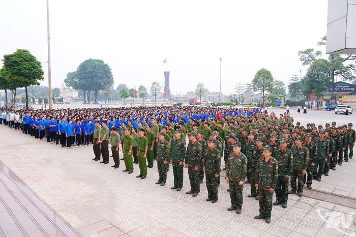 Các lực lượng tham gia chạy hưởng ứng Lễ phát động tại khu vực Quảng trường Võ Nguyên Giáp, tỉnh Thái Nguyên.