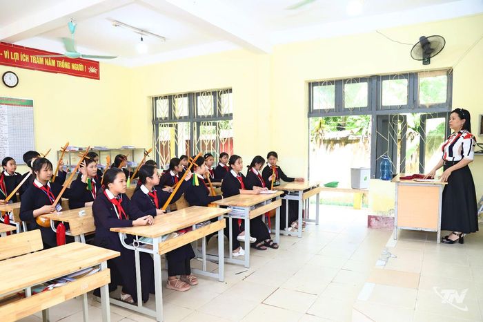Cô và trò Trường Phổ thông Dân tộc Nội trú Na Rì luyện tập hát Then, đàn Tính.