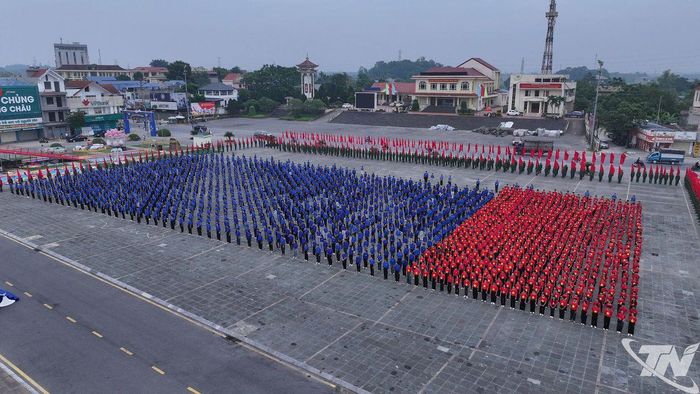 Gần 3.000 người tham gia chương trình đồng diễn “Tôi yêu Tổ quốc tôi” tại Quảng trường 1-7 Sông Công.
