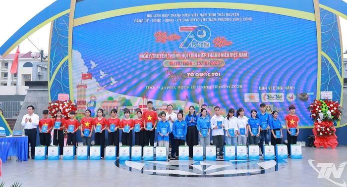 20 học sinh có hoàn cảnh khó khăn nhận quà tặng của Tỉnh đoàn, Hội Liên hiệp Thanh niên Việt Nam tỉnh.