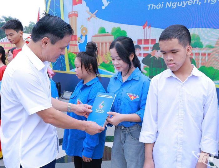 Đồng chí Vũ Duy Hoàng tặng quà học sinh có hoàn cảnh khó khăn tại địa bàn phường Sông Công.