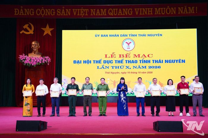 Lãnh đạo Sở Văn hóa Thể thao và Du lịch trao Giấy khen cho các tập thể, cá nhân có thành tích xuất sắc trong công tác tổ chức và triển khai Đại hội TDTT tỉnh Thái Nguyên lần thứ X, năm 2026.