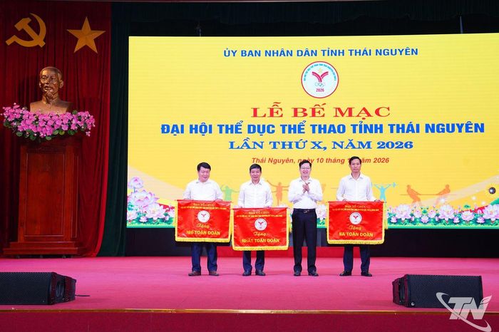 Đồng chí Đinh Quang Tuyên, Phó Bí thư Tỉnh ủy, Chủ tịch Ủy ban MTTQ tỉnh trao Cờ của Ban Tổ chức Đại hội TDTT tỉnh Thái Nguyên cho các Đoàn thể thao đạt giải Nhất, Nhì, Ba toàn đoàn.