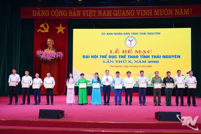 Lãnh đạo Sở Văn hóa Thể thao và Du lịch trao Giấy khen cho các tập thể, cá nhân có thành tích xuất sắc trong công tác tổ chức và triển khai Đại hội TDTT tỉnh Thái Nguyên lần thứ X, năm 2026.