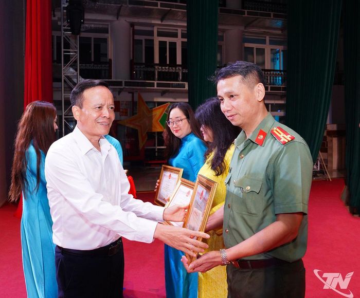 Đồng chí Đồng Văn Lưu, Phó Chủ tịch HĐND tỉnh trao Bằng khen của Chủ tịch UBND tỉnh cho các tập thể có thành tích tiêu biểu, xuất sắc trong tổ chức triển khai thực hiện Đại hội TDTT tỉnh Thái Nguyên lần thứ X, năm 2026.