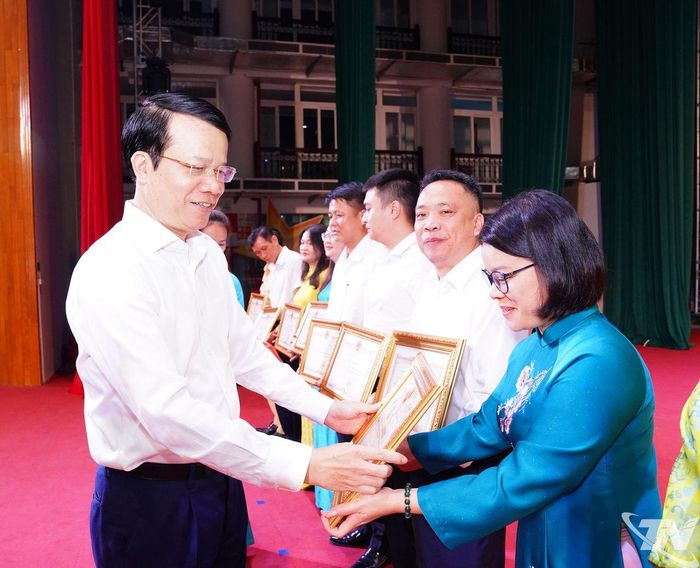 Đồng chí Phó Chủ tịch UBND tỉnh Dương Văn Lượng trao Bằng khen của Chủ tịch UBND tỉnh cho các tập thể có thành tích tiêu biểu, xuất sắc trong tổ chức triển khai thực hiện Đại hội TDTT tỉnh Thái Nguyên lần thứ X, năm 2026.