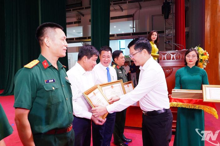 Đồng chí Đinh Quang Tuyên, Phó Bí thư Tỉnh uỷ, Chủ tịch Ủy ban MTTQ tỉnh trao Bằng khen của Chủ tịch UBND tỉnh cho các tập thể có thành tích tiêu biểu, xuất sắc trong tổ chức triển khai thực hiện Đại hội TDTT tỉnh Thái Nguyên lần thứ X, năm 2026.