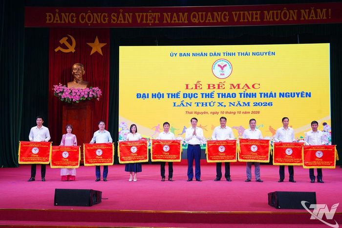 Đồng chí Dương Văn Lượng, Phó Chủ tịch UBND tỉnh, Trưởng Ban Tổ chức Đại hội TDTT tỉnh trao Cờ của Ban Tổ chức cho các xã, phường tổ chức Đại hội TDTT cấp cơ sở.