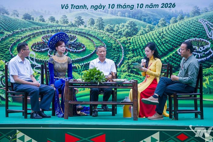 Khách mời trao đổi về việc nâng cao giá trị thương hiệu chè Thái Nguyên.