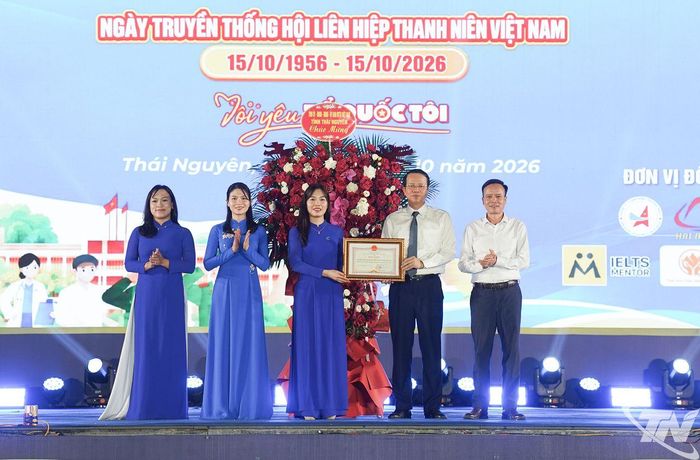 Các đồng chí lãnh đạo tỉnh trao Bằng khen của Chủ tịch UBND tỉnh cho tập thể Ủy ban Hội LHTN Việt Nam tỉnh Thái Nguyên vì đã có thành tích xuất sắc trong công tác hội và phong trào thanh niên giai đoạn 2021-2026.