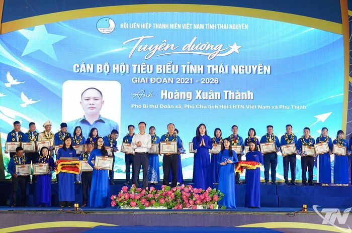 Đồng chí Phó Chủ tịch HĐND tỉnh Đồng Văn Lưu trao Bằng khen cho các cán bộ Hội tiêu biểu giai đoạn 2021–2026.