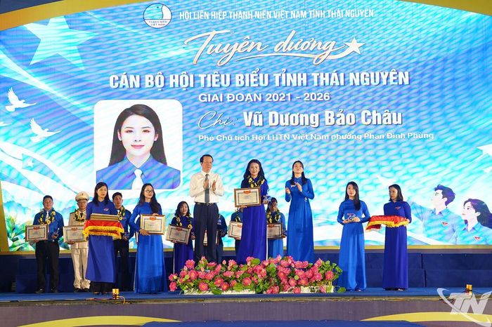 Đồng chí Phó Chủ tịch UBND tỉnh Dương Văn Lượng trao Bằng khen các cán bộ Hội tiêu biểu giai đoạn 2021–2026.