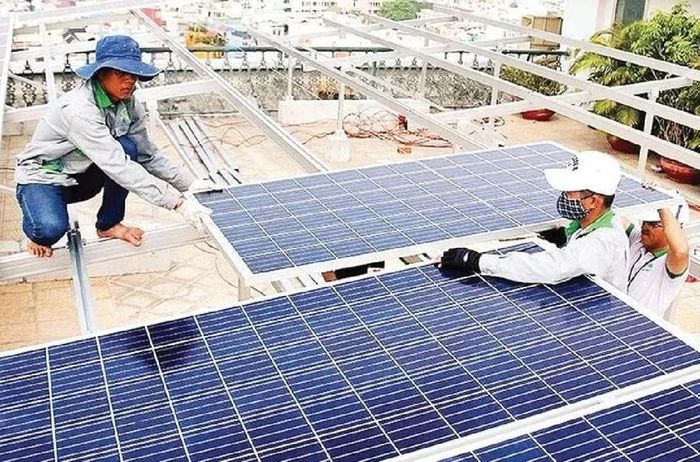  Công nhân lắp đặt điện mặt trời tại Thành phố Hồ Chí Minh.