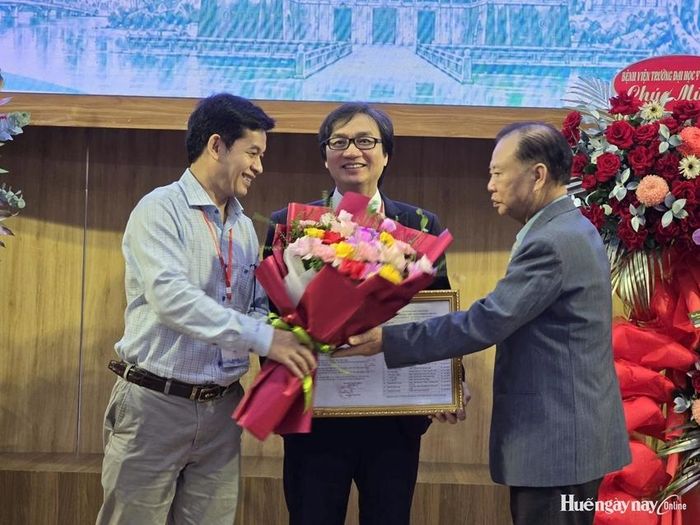 Trao quyết định và tặng hoa chúc mừng GS.TS Lê Minh Tâm được đề xuất giữ vai trò Chủ tịch Hội Sàn chậu miền Trung.