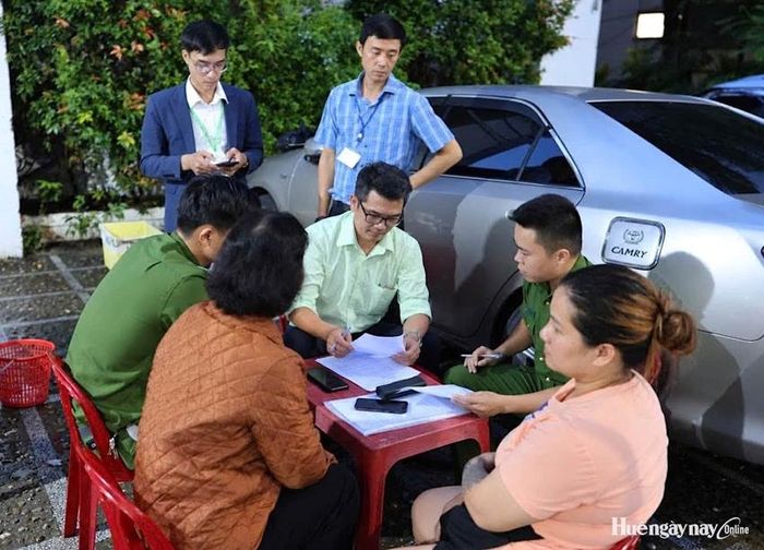 Lực lượng chức năng lập biên bản xử phạt theo quy định. Ảnh: UBND phường Thuận Hóa cung cấp