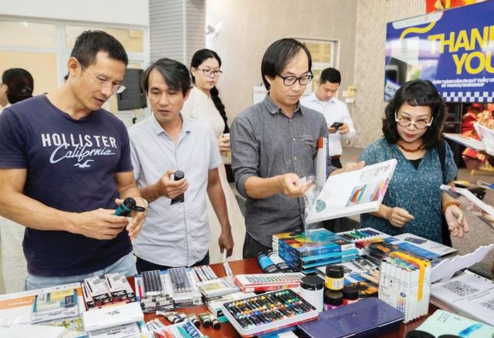 Tham quan mô hình đào tạo nghệ thuật tại Trường Đại học Nghệ thuật, Đại học Huế.