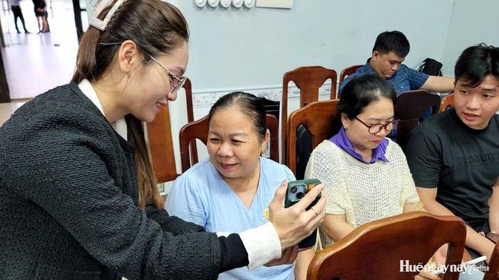 Hỗ trợ người dân đăng ký, cài đặt và sử dụng các nền tảng số để phục vụ thực hiện thủ tục hành chính và trong cuộc sống.