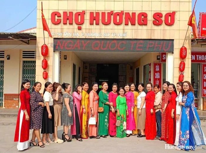 Tiểu thương chợ Hương Sơ cam kết sử dụng phần mềm quản lý chợ thông minh để phát triển kinh doanh hàng hóa.