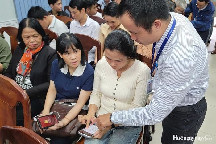 Hướng dẫn người dân sử dụng các dịch vụ tiện ích số.