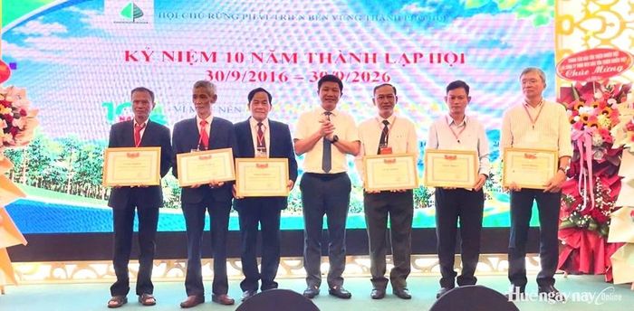 Lãnh đạo Sở Nông nghiệp và Môi trường trao bằng khen, giấy khen cho các tập thể, cá nhân Hội.