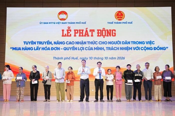  Lãnh đạo thành phố trao các suất quà hỗ trợ hoàn cảnh khó khăn.